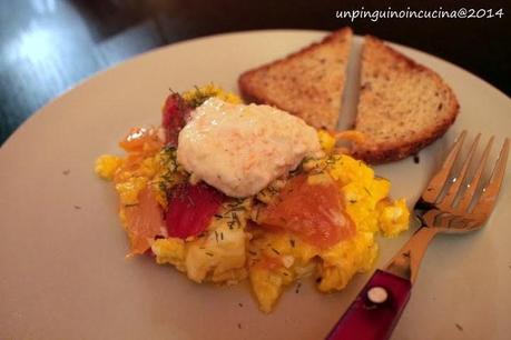 Scrambled eggs con salmone affumicato, pomodorini e salsa allo yogurt