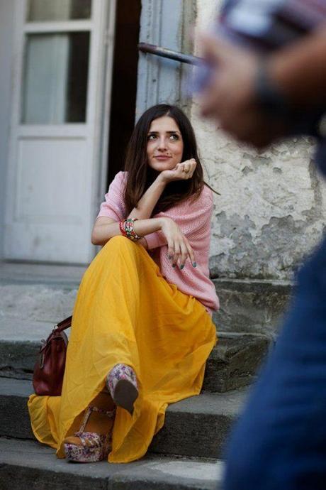 Pairing mustard with floral wedges is a wonderful style tip.