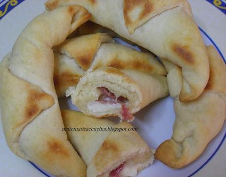 Cornetti Salati Farciti con Salame e Scamorza