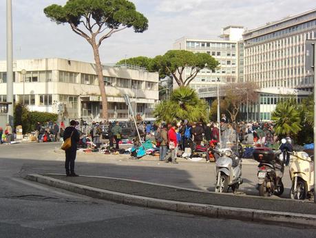 E al mercatino del rubato di P.le dei Partigiani i cittadini che filmano lo schifo sono minacciati col coltellino da minorenni. La città è ormai di loro proprietà?