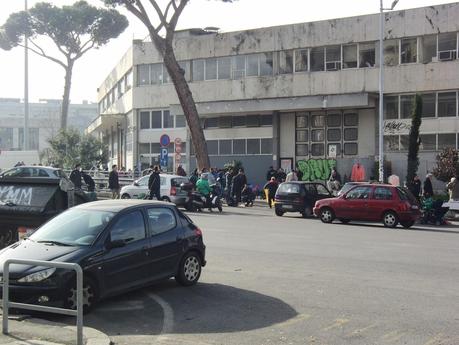 E al mercatino del rubato di P.le dei Partigiani i cittadini che filmano lo schifo sono minacciati col coltellino da minorenni. La città è ormai di loro proprietà?