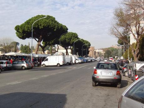 E al mercatino del rubato di P.le dei Partigiani i cittadini che filmano lo schifo sono minacciati col coltellino da minorenni. La città è ormai di loro proprietà?