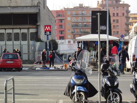 E al mercatino del rubato di P.le dei Partigiani i cittadini che filmano lo schifo sono minacciati col coltellino da minorenni. La città è ormai di loro proprietà?