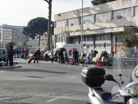 E al mercatino del rubato di P.le dei Partigiani i cittadini che filmano lo schifo sono minacciati col coltellino da minorenni. La città è ormai di loro proprietà?