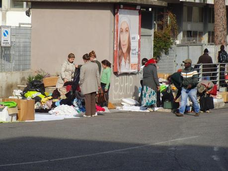 E al mercatino del rubato di P.le dei Partigiani i cittadini che filmano lo schifo sono minacciati col coltellino da minorenni. La città è ormai di loro proprietà?