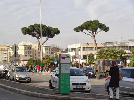 E al mercatino del rubato di P.le dei Partigiani i cittadini che filmano lo schifo sono minacciati col coltellino da minorenni. La città è ormai di loro proprietà?