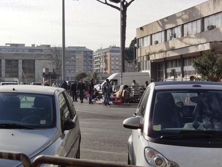 E al mercatino del rubato di P.le dei Partigiani i cittadini che filmano lo schifo sono minacciati col coltellino da minorenni. La città è ormai di loro proprietà?