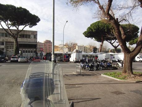 E al mercatino del rubato di P.le dei Partigiani i cittadini che filmano lo schifo sono minacciati col coltellino da minorenni. La città è ormai di loro proprietà?