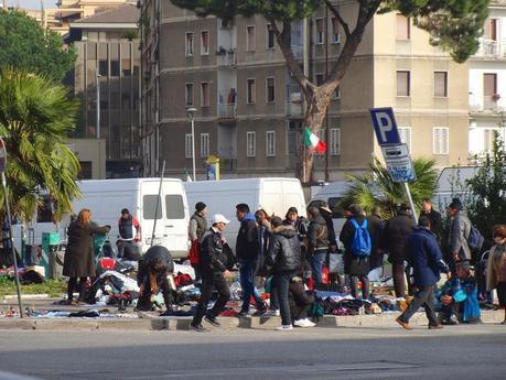 E al mercatino del rubato di P.le dei Partigiani i cittadini che filmano lo schifo sono minacciati col coltellino da minorenni. La città è ormai di loro proprietà?