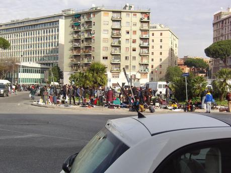 E al mercatino del rubato di P.le dei Partigiani i cittadini che filmano lo schifo sono minacciati col coltellino da minorenni. La città è ormai di loro proprietà?