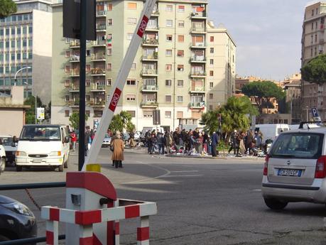 E al mercatino del rubato di P.le dei Partigiani i cittadini che filmano lo schifo sono minacciati col coltellino da minorenni. La città è ormai di loro proprietà?