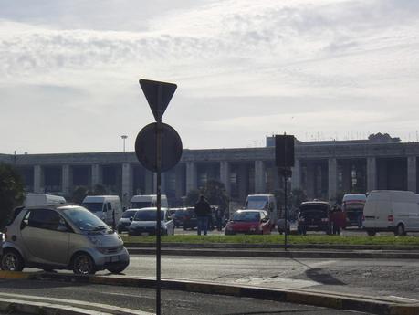 E al mercatino del rubato di P.le dei Partigiani i cittadini che filmano lo schifo sono minacciati col coltellino da minorenni. La città è ormai di loro proprietà?