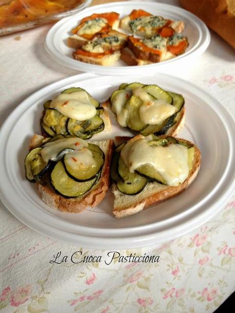 Crostini di zucchine e gasperone fuso al peperoncino