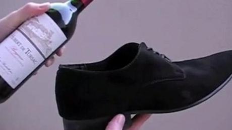 come aprire una bottiglia di vino con una scarpa