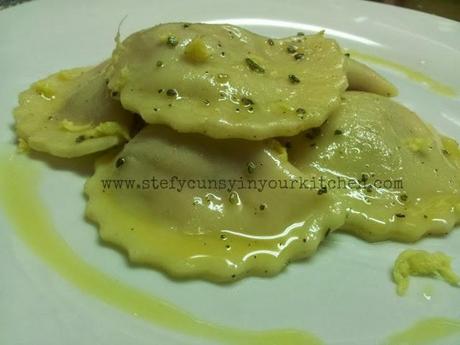 Ravioli fatti in casa con ripieno di topinambur, zenzero e noci - ricetta vegan