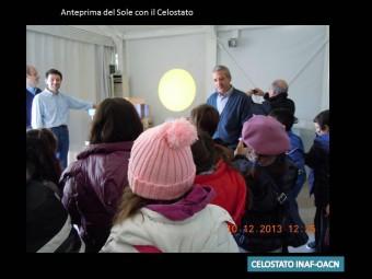 Scolaresca in visita al Celostato. Il Sole è visibile proiettato sul telo provvisorio  