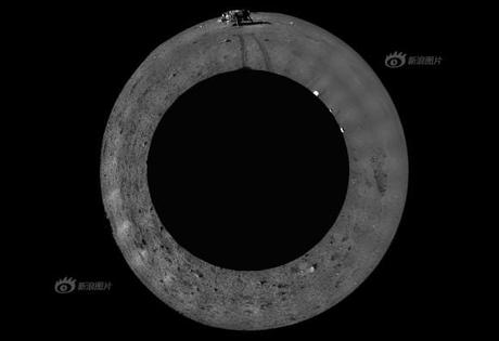 Il paesaggio lunare visto con gli occhi di Yutu, mentre si allontana dal lander (che si vede in alto nell'immagine). Crediti: Chinese Academy of Sciences