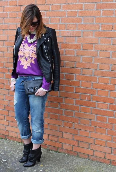 Outfit: Felpa viola con stampa broccata, boyfriend jeans e tronchetti rock'n'roll