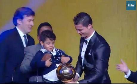 Cristiano Ronaldo vince il Pallone d'Oro 2013. La sorpresa è il look di Leo Messi