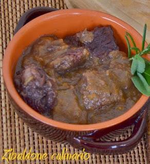 Spezzatino di cinghiale e carote con pane di kamut alle noci