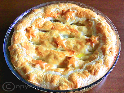 Pirog di pasta sfoglia con patate e carne di pollo