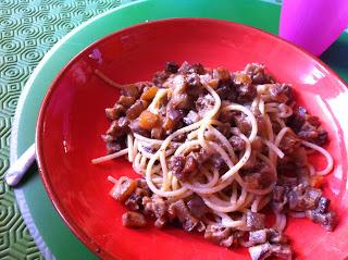 Spaghetti di farro con crema di anacardi al timo e melanzane saltate in padella