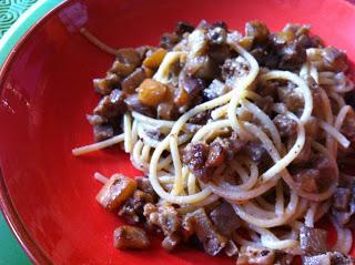 Spaghetti di farro con crema di anacardi al timo e melanzane saltate in padella