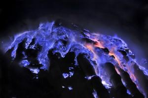 INDONESIA – Il vulcano Kawah e il mistero della lava blu +Foto e Video