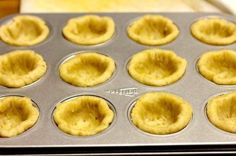 Frolla negli stampi per preparare le tartellette