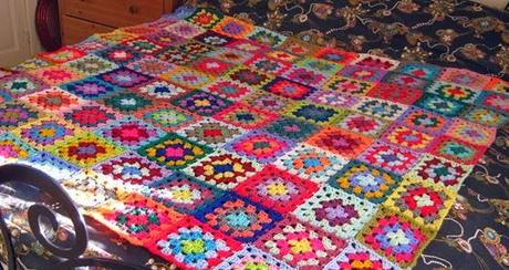 Granny crochet, la coperta della nonna con i quadrati di lana patchwork