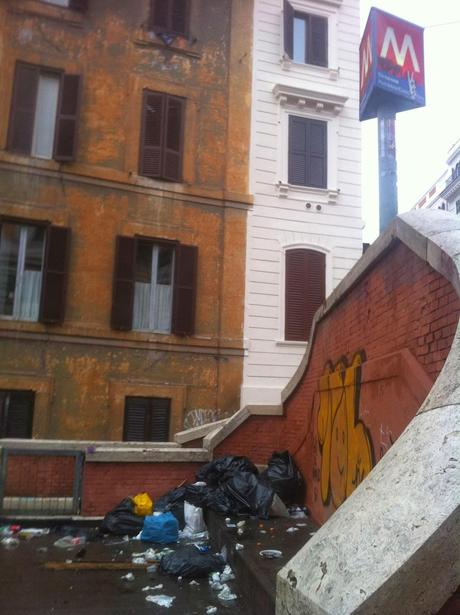 Una discarica sia sopra, sia di fianco, sia dentro la stazione Cavour della metropolitana