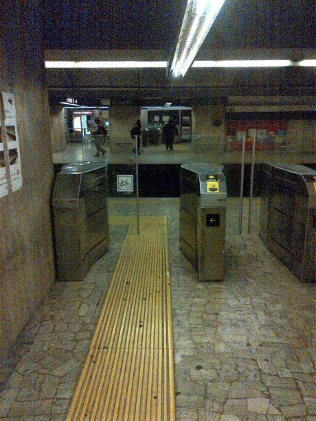 Una discarica sia sopra, sia di fianco, sia dentro la stazione Cavour della metropolitana