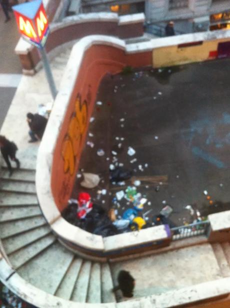 Una discarica sia sopra, sia di fianco, sia dentro la stazione Cavour della metropolitana