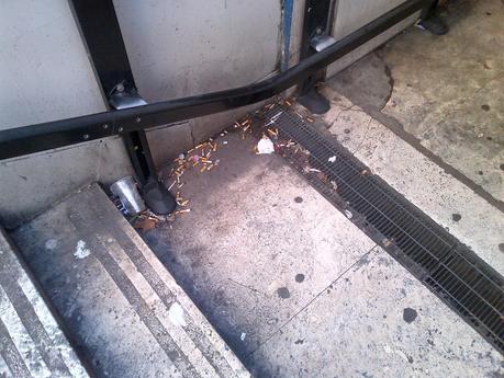 Una discarica sia sopra, sia di fianco, sia dentro la stazione Cavour della metropolitana