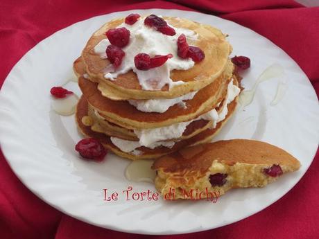 Pancakes ai frutti rossi e crusca d'avena con yogurt greco