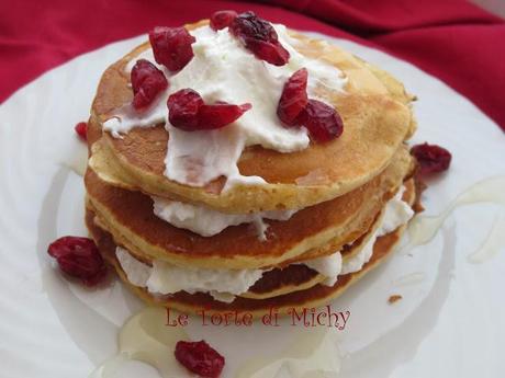 Pancakes ai frutti rossi e crusca d'avena con yogurt greco