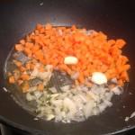 Soffriggere a fiamma bassa le carote insieme alla cipolla.