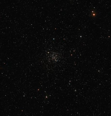 Questa immagine a grande campo del cielo intorno al vecchio ammasso stellare Messier 67 è stata ottenuta a partire da immagini della DSS2 (Digitized Sky Survey 2). L'ammasso è il ricco raggruppamento di stelle al centro della fotografia. Messier 67 contiene stelle che hanno più o meno la stessa età e la stessa composizione chimica del Sole. Crediti: ESO/Digitized Sky Survey 2 Acknowledgement: Davide De Martin