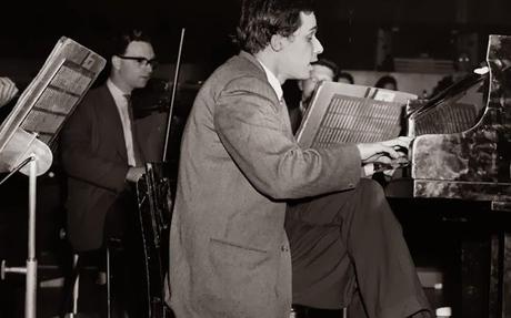 Un ritratto del geniale musicista Glenn Gould nel documentario in onda stasera su Classica HD (Sky 131)