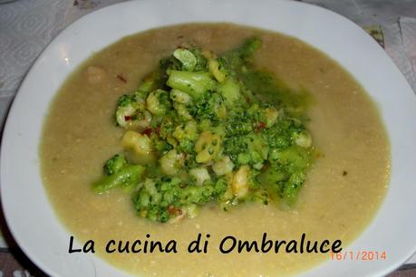 Crema di ceci con broccoli e gamberetti