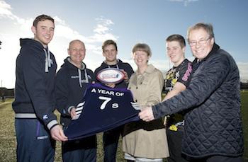 Scott Wight, Stephen Gemmell (Scotland 7s Head Coach), Russell Weir, Shona Robison (Minister for Sport and Commonwealth Games), Ben Chalmers (Melrose Rugby Club) e Charles Swann (formerly Merchiston Castle School) durante il lancio di 