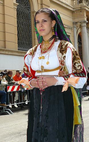 donna in costume tradizionale di Dorgali