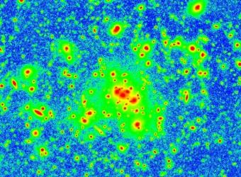 L'Ammasso CL0024+16.  La zona centrale in colore verde mostra la distribuzione spaziale della luce diffusa mentre le regioni rosse e gialle indicano la posizione delle galassie con i loro aloni più o meno estesi.