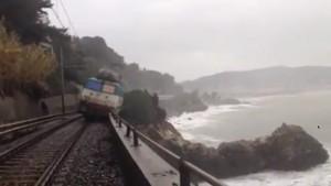 L'Intercity Milano-Ventimiglia è deragliato a causa di una frana sul tratto tra Andora e Cervo. Feriti i due macchinisti.