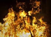 cavalli attraversano fiamme nelle Luminarias. Un'altra violenza sugli animali Spagna