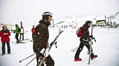 Il Principe Felipe scia con gli amici sui Pirenei. Senza Letizia e senza le Infante