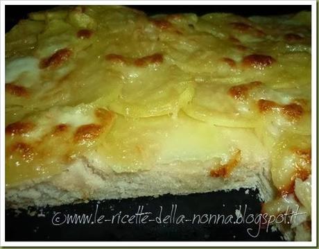 Pizza bianca con patate e mozzarella (9)