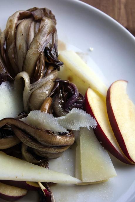 Radicchio trevigiano alla piastra con pecorino e mela rossa