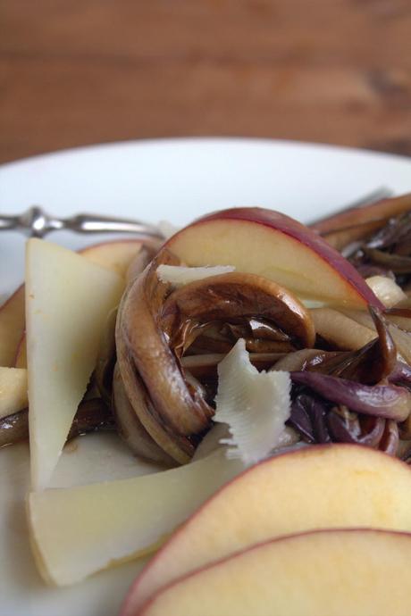 Radicchio trevigiano alla piastra con pecorino e mela rossa