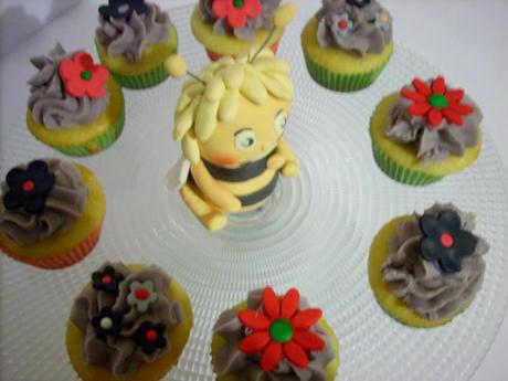 CUP CAKE ALLA MANDORLA CON GANACHE AL CIOCCOLATO BIANCO